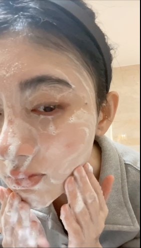 鞠婧禕洗臉大方曬出素顔。(鞠婧禕@微博) 鞠婧禕洗臉大方曬出素顔。(鞠婧禕@微博)