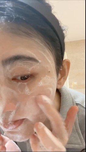 不過有網民質疑鞠婧禕的鼻子整容所以洗臉時刻意避開搓揉鼻子。(鞠婧禕@微博) 不過有網民質疑鞠婧禕的鼻子整容所以洗臉時刻意避開搓揉鼻子。(鞠婧禕@微博)