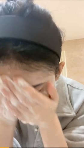 鞠婧禕在微博上傳一個洗臉影片。(鞠婧禕@微博) 鞠婧禕在微博上傳一個洗臉影片。(鞠婧禕@微博)