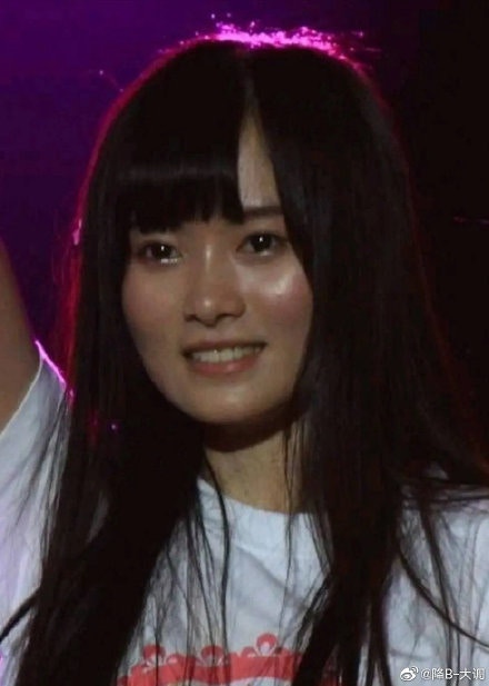 鞠婧禕剛出道時眼睛小、臉寬、鼻扁。(降B-大調@微博) 鞠婧禕剛出道時眼睛小、臉寬、鼻扁。(降B-大調@微博)