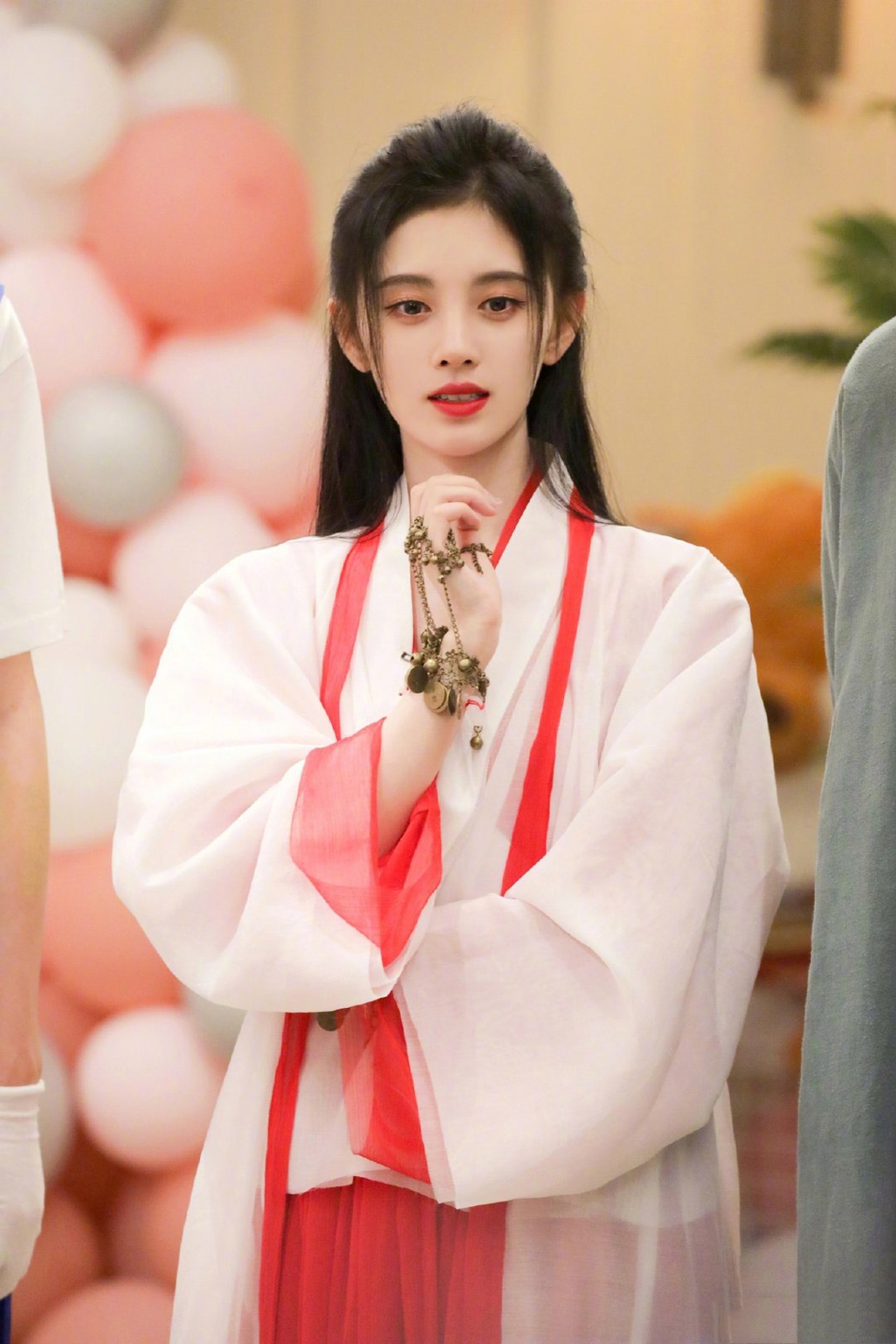 鞠婧禕古裝扮相引起熱議。(鞠婧禕@微博) 鞠婧禕古裝扮相引起熱議。(鞠婧禕@微博)