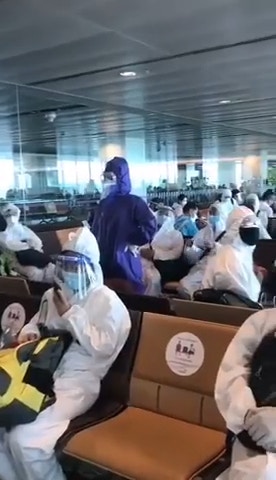 新加坡樟宜機場飛往南京的候機室內，高達九成以上旅客自備隔離衣或其他防塵保護設備，整間候機室有如生化電影拍攝現場。（Facebook / @「爆廢公社」公開版影片截圖）