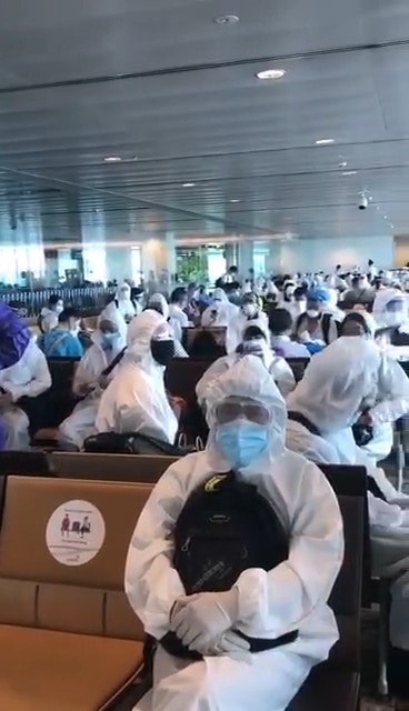 新加坡樟宜機場飛往南京的候機室內，高達九成以上旅客自備隔離衣或其他防塵保護設備，整間候機室有如生化電影拍攝現場。（Facebook / @「爆廢公社」公開版影片截圖）