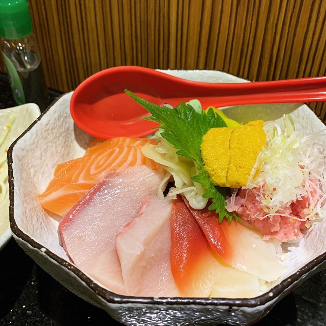 海膽魚生飯（$88）有三文魚、油甘魚、北寄貝、吞魚腩蓉和海膽，三文魚（ig@ 2hot5ok）