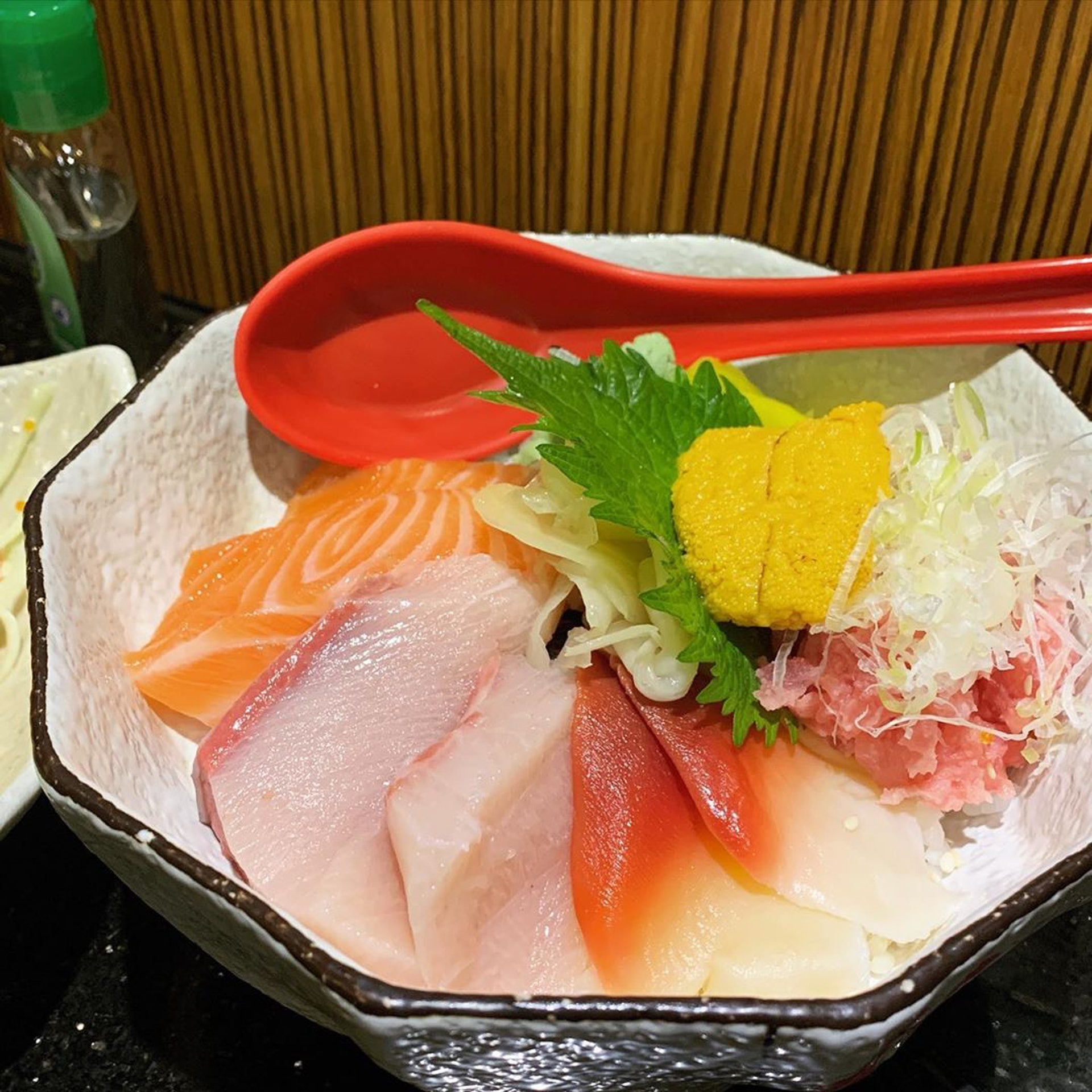 海膽魚生飯($88)有三文魚、油甘魚、北寄貝、吞魚腩蓉和海膽,三文魚(ig@ 2hot5ok) 海膽魚生飯($88)有三文魚、油甘魚、北寄貝、吞魚腩蓉和海膽,三文魚(ig@ 2hot5ok)