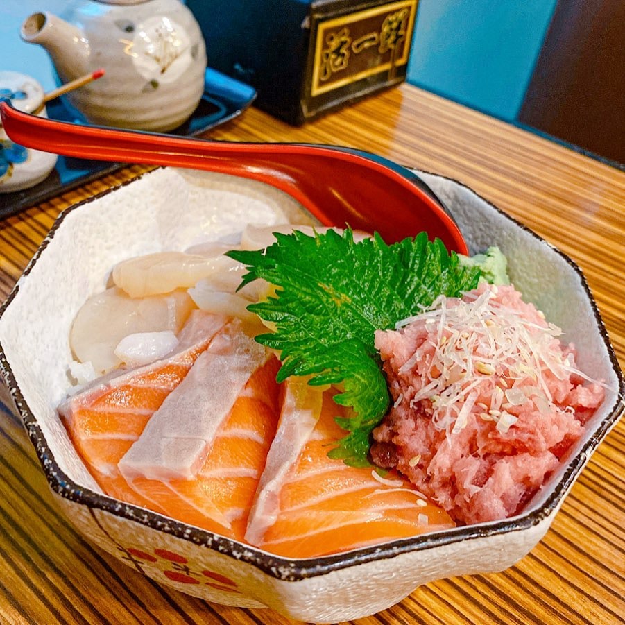 三色丼（$106）最受歡迎，可以自選3款魚生，包括海膽、蔥吞拿魚腩、三文魚腩等。（ig@ hkfoodbuddy）