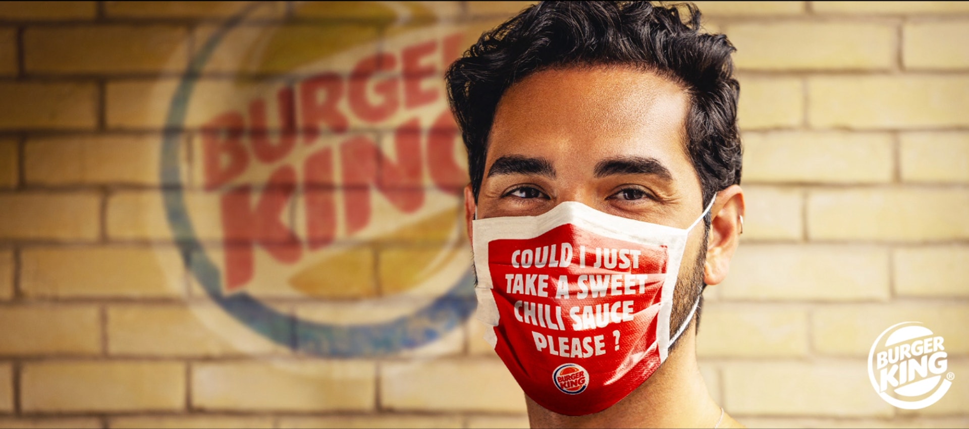 快餐連鎖店「漢堡王」(Burger King)推出特製的落單口罩,將顧客的訂單印在口罩上(影片截圖) 快餐連鎖店「漢堡王」(Burger King)推出特製的落單口罩,將顧客的訂單印在口罩上(影片截圖)