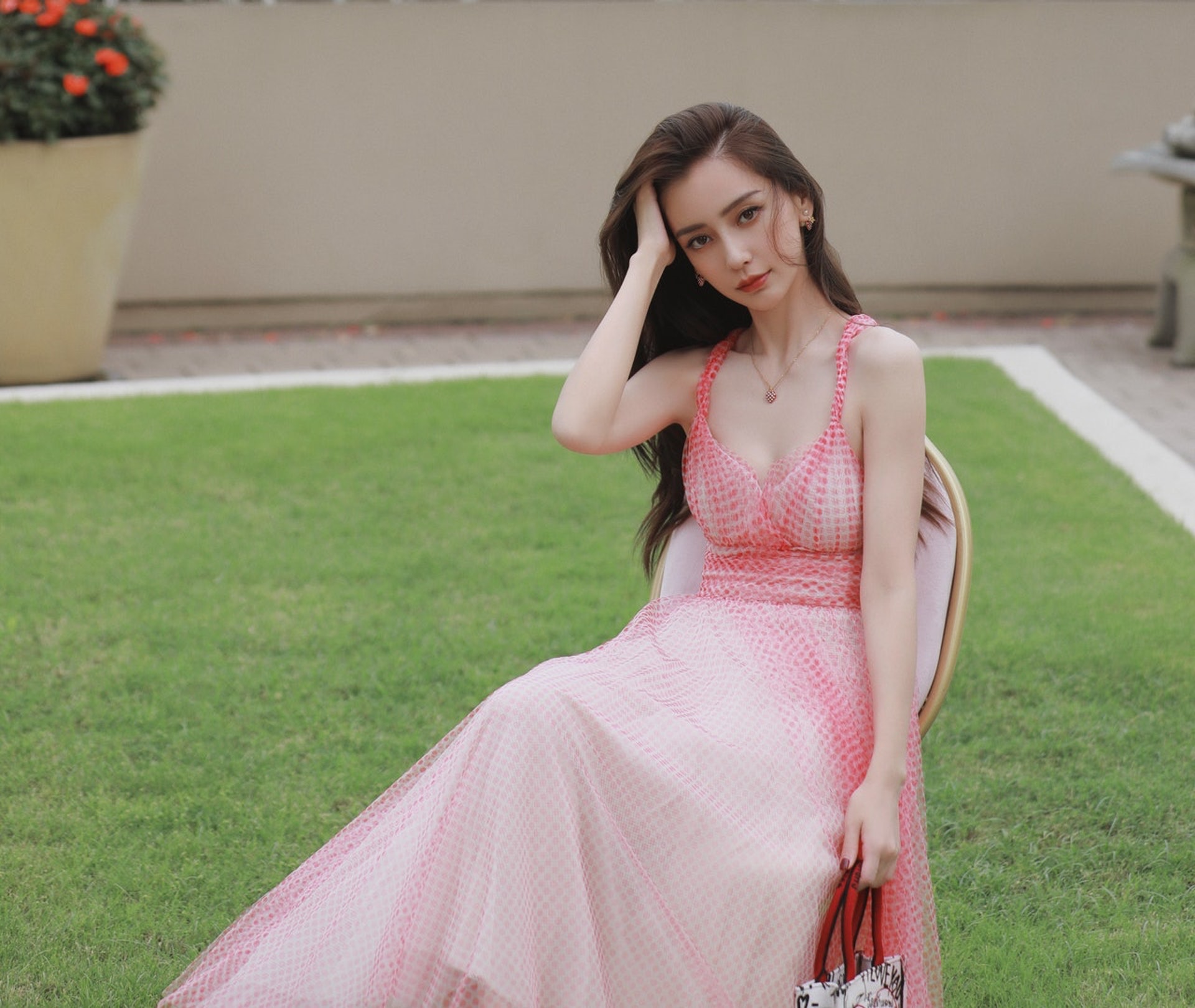 Angelababy即使已為人母,身材仍然保養得宜,與少女般纖細。(楊穎工作室微博圖片)