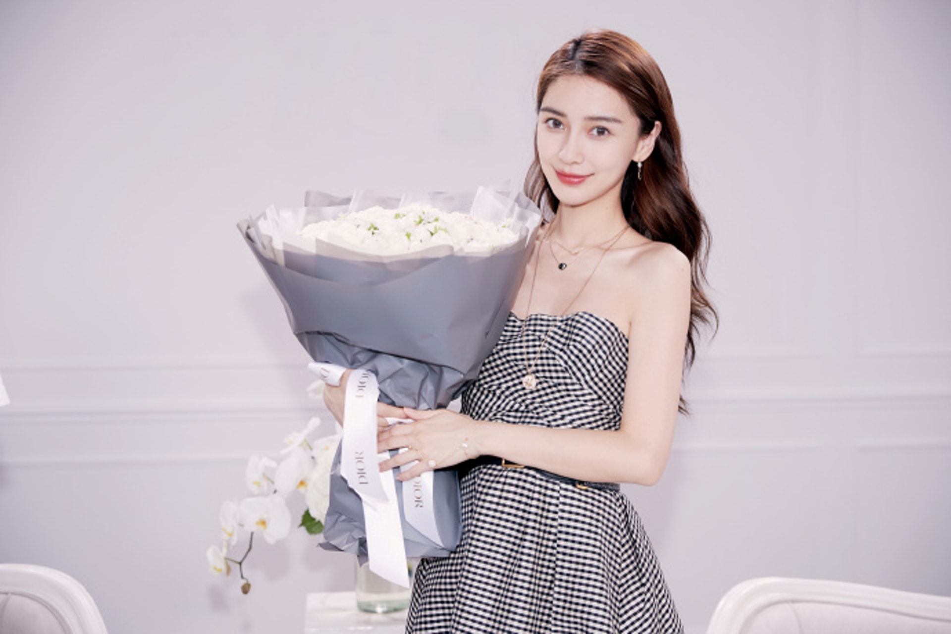 Angelababy即使已為人母,身材仍然保養得宜,與少女般纖細。(楊穎工作室微博圖片)