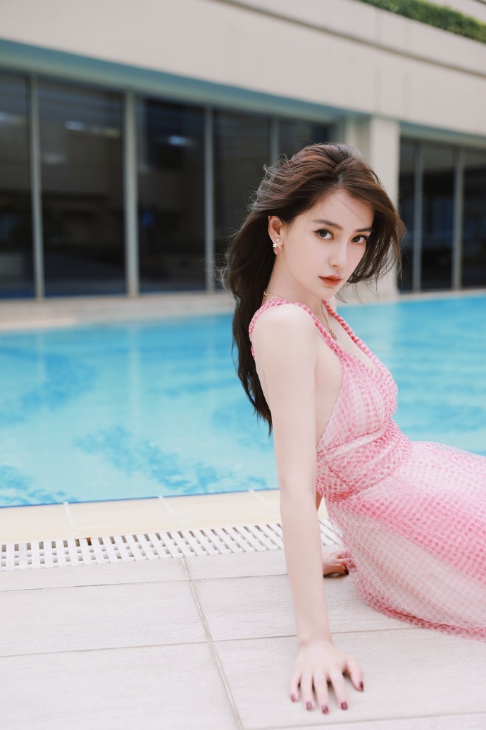 Angelababy一身粉紅色低胸吊帶裙充滿少女感（楊穎工作室微博圖片）