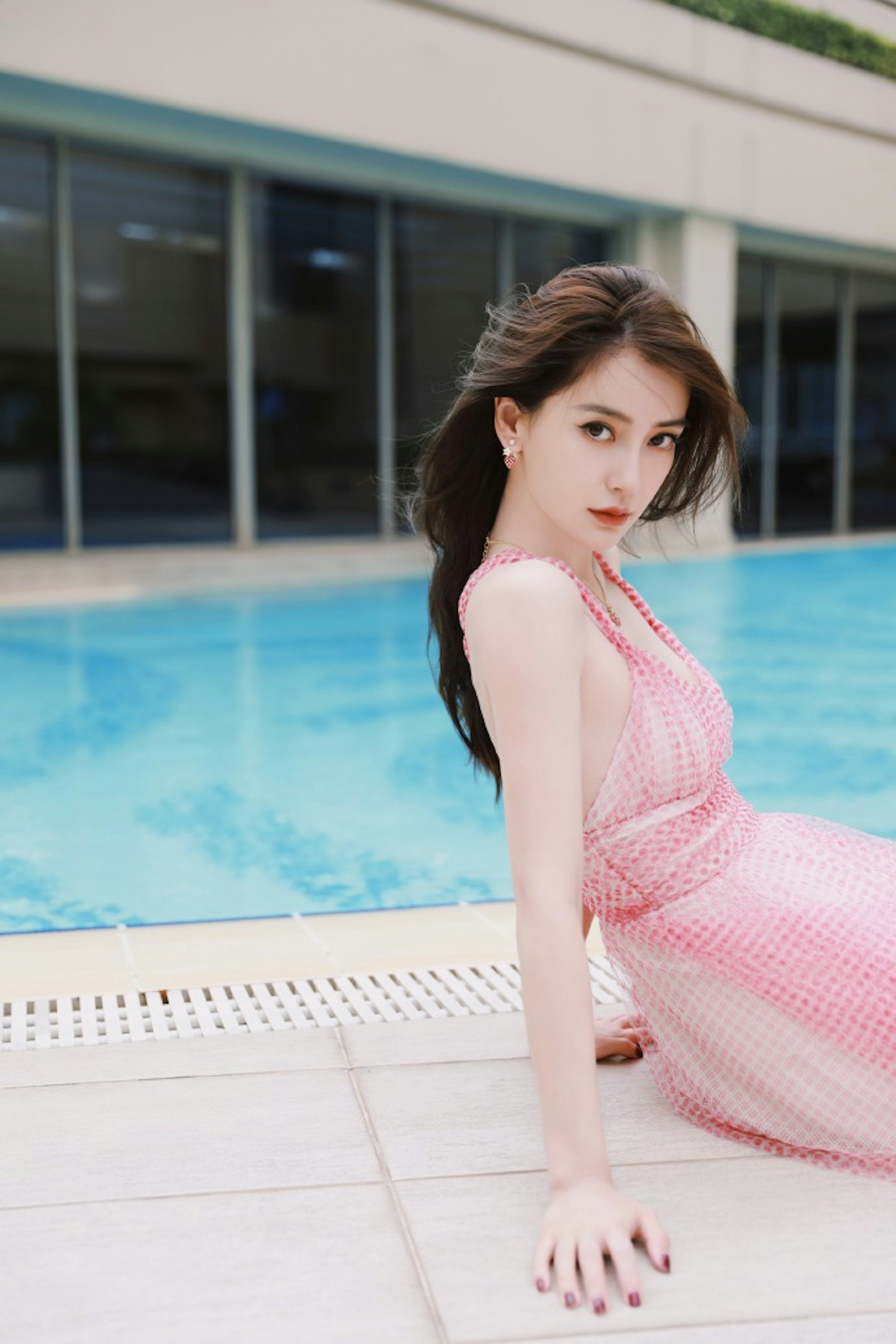 Angelababy一身粉紅色低胸吊帶裙充滿少女感(楊穎工作室微博圖片)