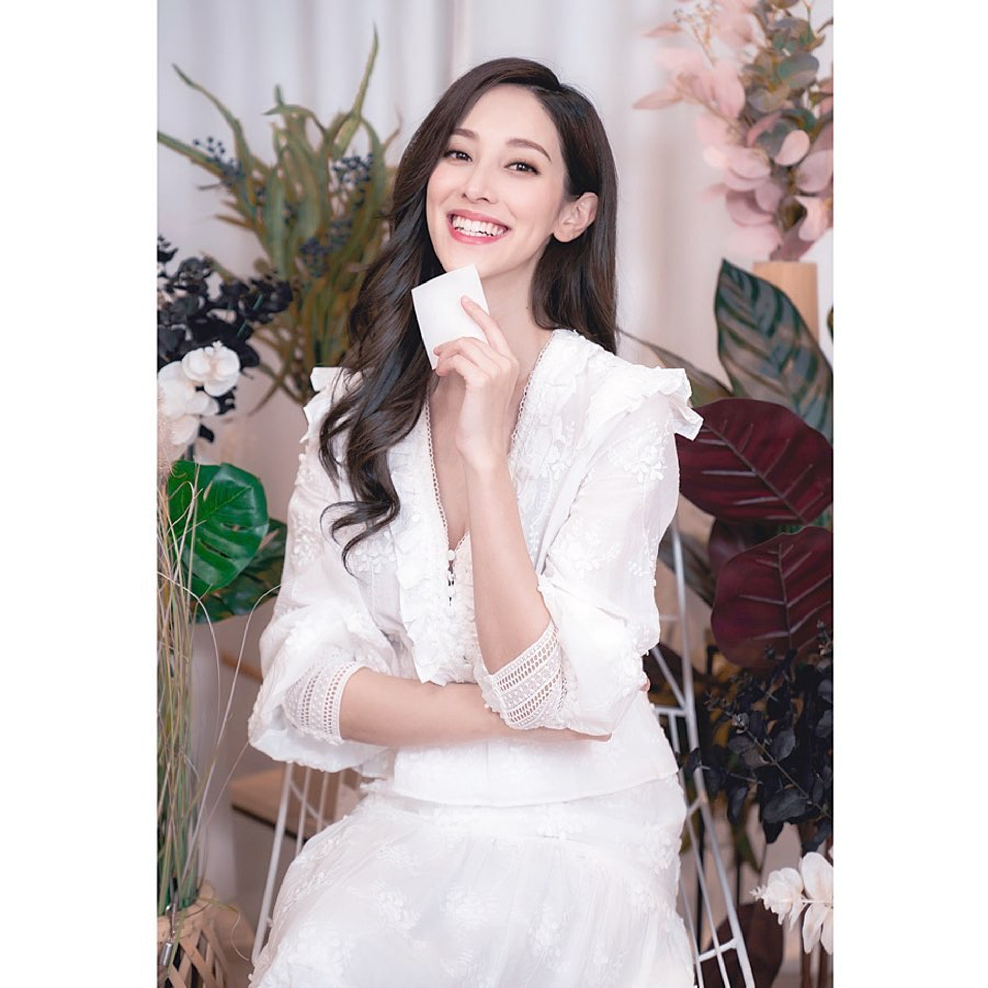 向外擴展的荷葉邊細節令陳凱琳身型更豐滿(IG@ghlchan)