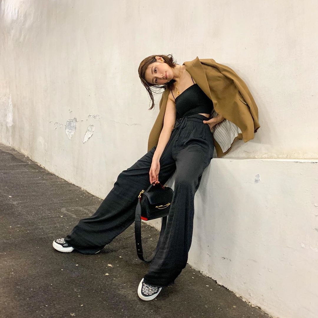 雖然黑色顯瘦，但以寬鬆穿搭呈現又顯型格。（IG@misselvani）