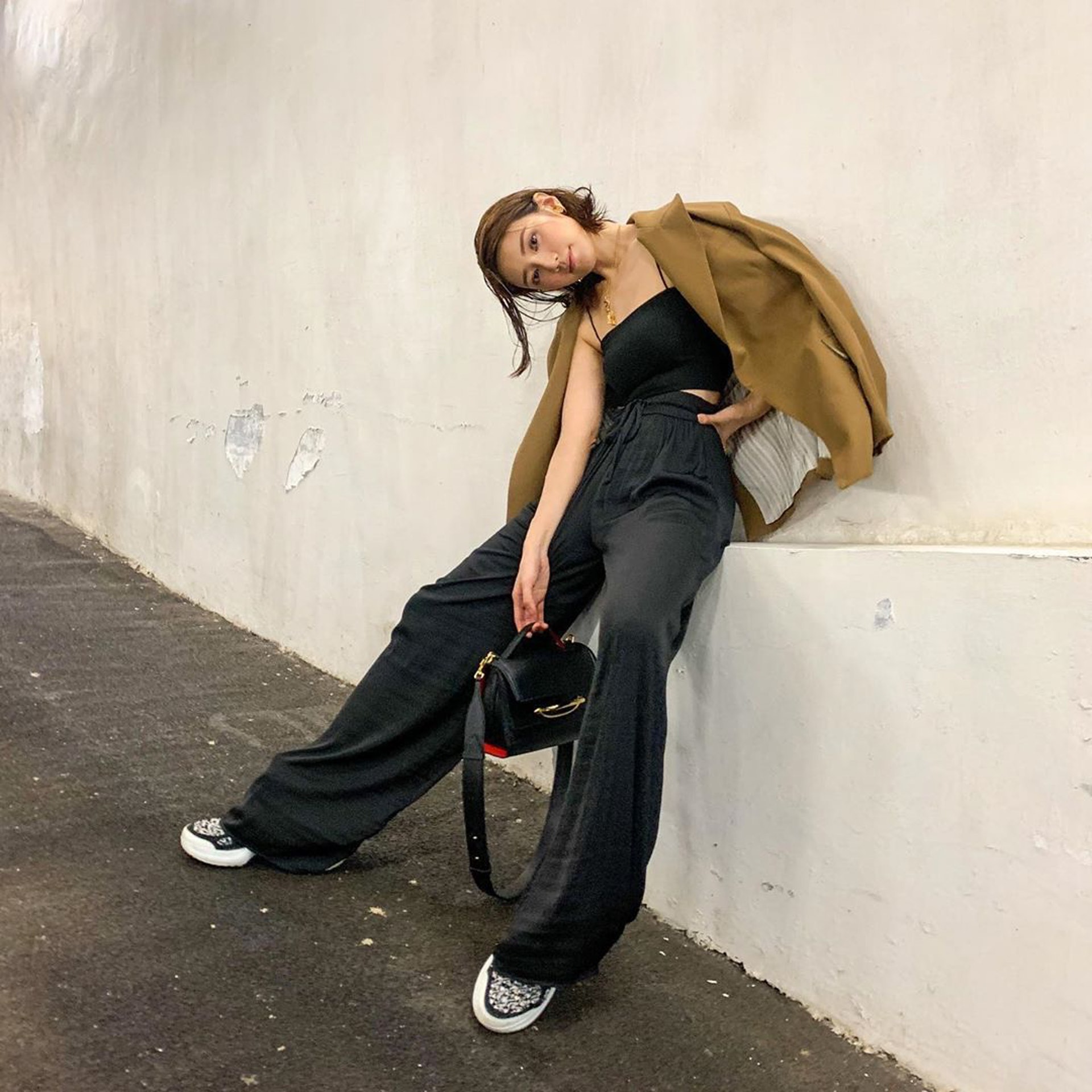 雖然黑色顯瘦,但以寬鬆穿搭呈現又顯型格。(IG@misselvani)