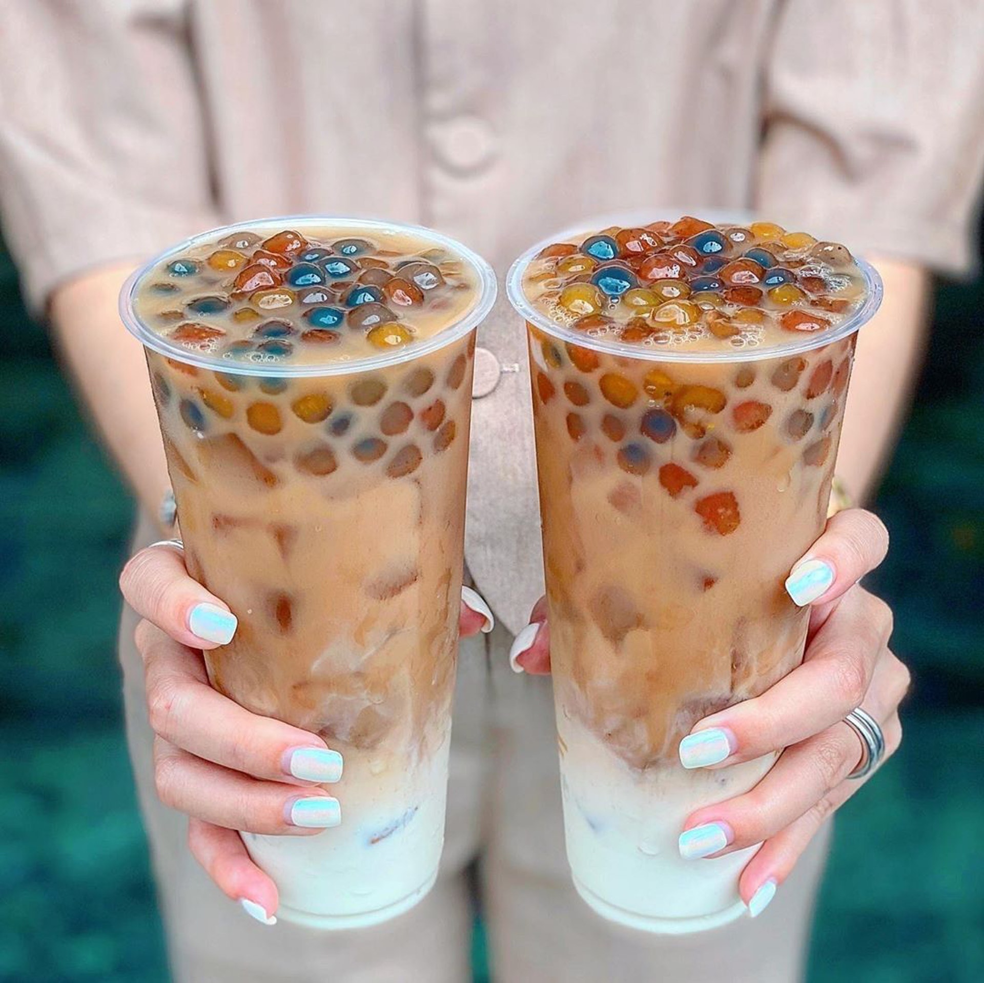 冷氣病和常飲凍飲也是上班族常見的頭痛成因。(bobatribe@IG) 冷氣病和常飲凍飲也是上班族常見的頭痛成因。(bobatribe@IG)
