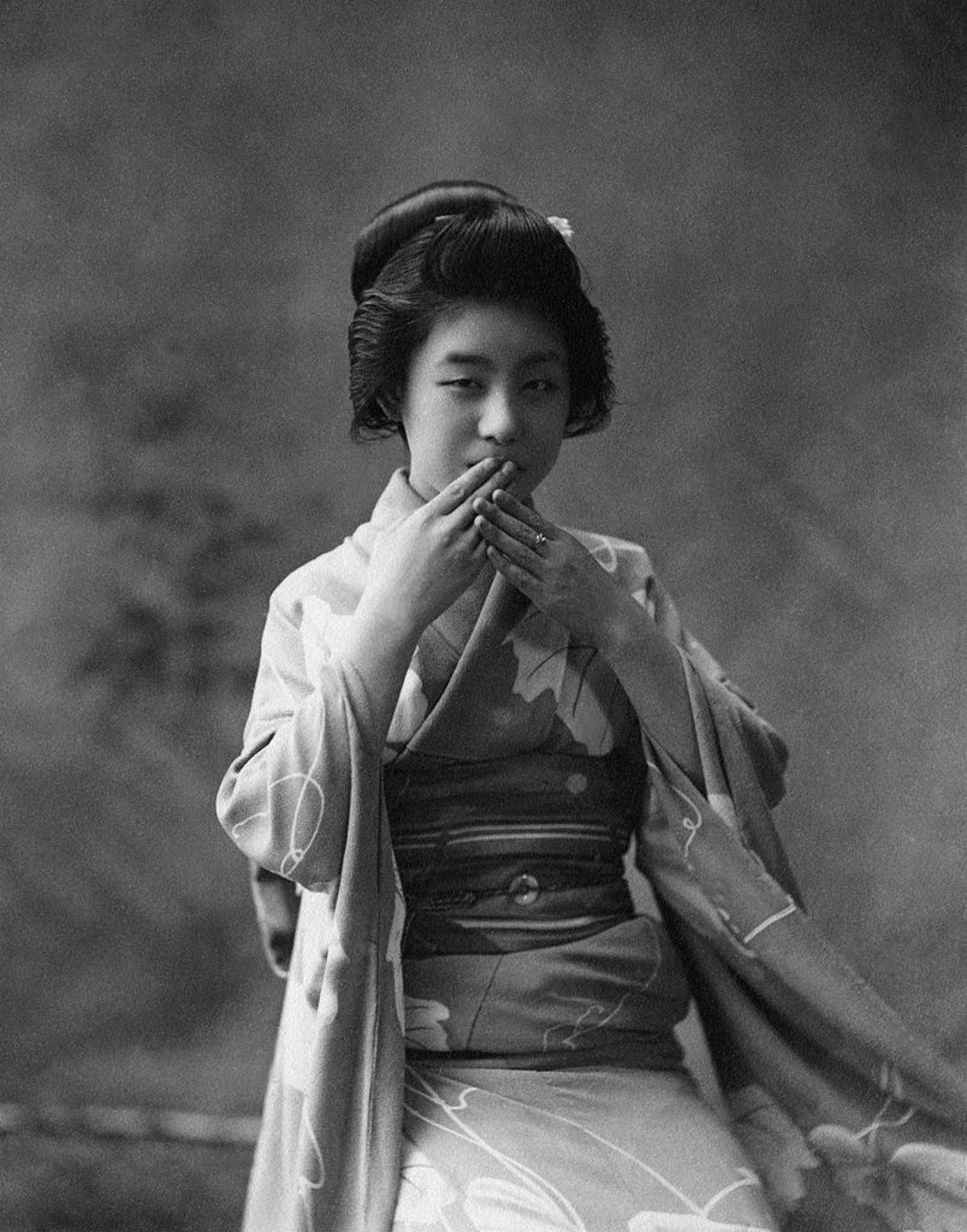圖為1916年一位日本東京的舞伎擺出「不言」姿勢(Getty) 圖為1916年一位日本東京的舞伎擺出「不言」姿勢(Getty)