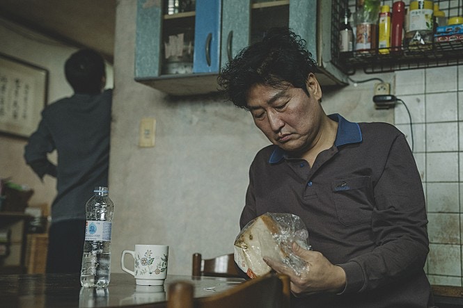 據知警方在櫻田愛實家中廁所的天花板上，發現了犯人吃剩後遺下的麵包包裝。（電影劇照）