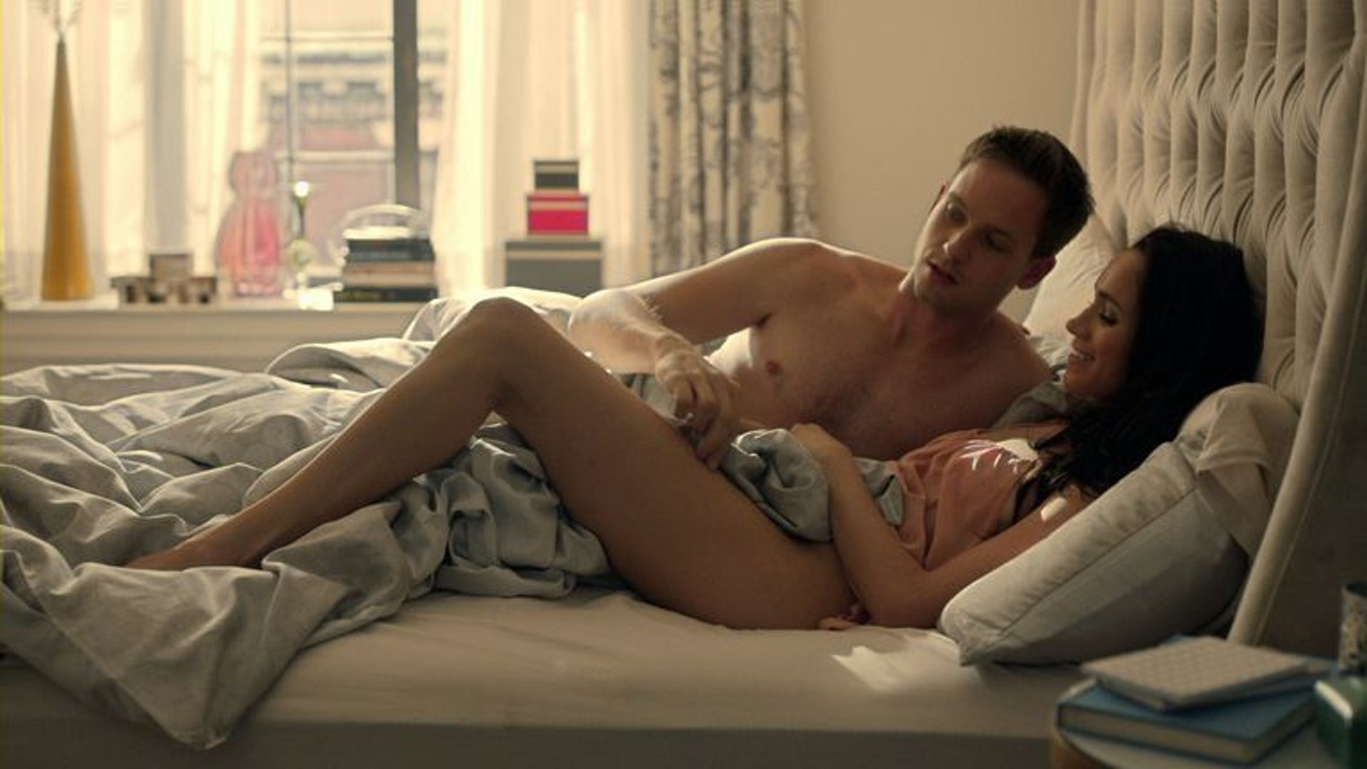 梅根在美劇《金裝律師》中有很多性感的演出,更有試過全裸拍床戲。(劇照) 梅根在美劇《金裝律師》中有很多性感的演出,更有試過全裸拍床戲。(劇照)