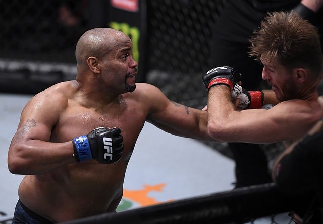 Ufc 252 最強消防員衛冕dc宣告退役超新星sugar敗在自己腳下 香港01 武備志 Ufc 252 最強消防員衛冕dc宣告退役超新星sugar敗在自己腳下 香港01 武備志