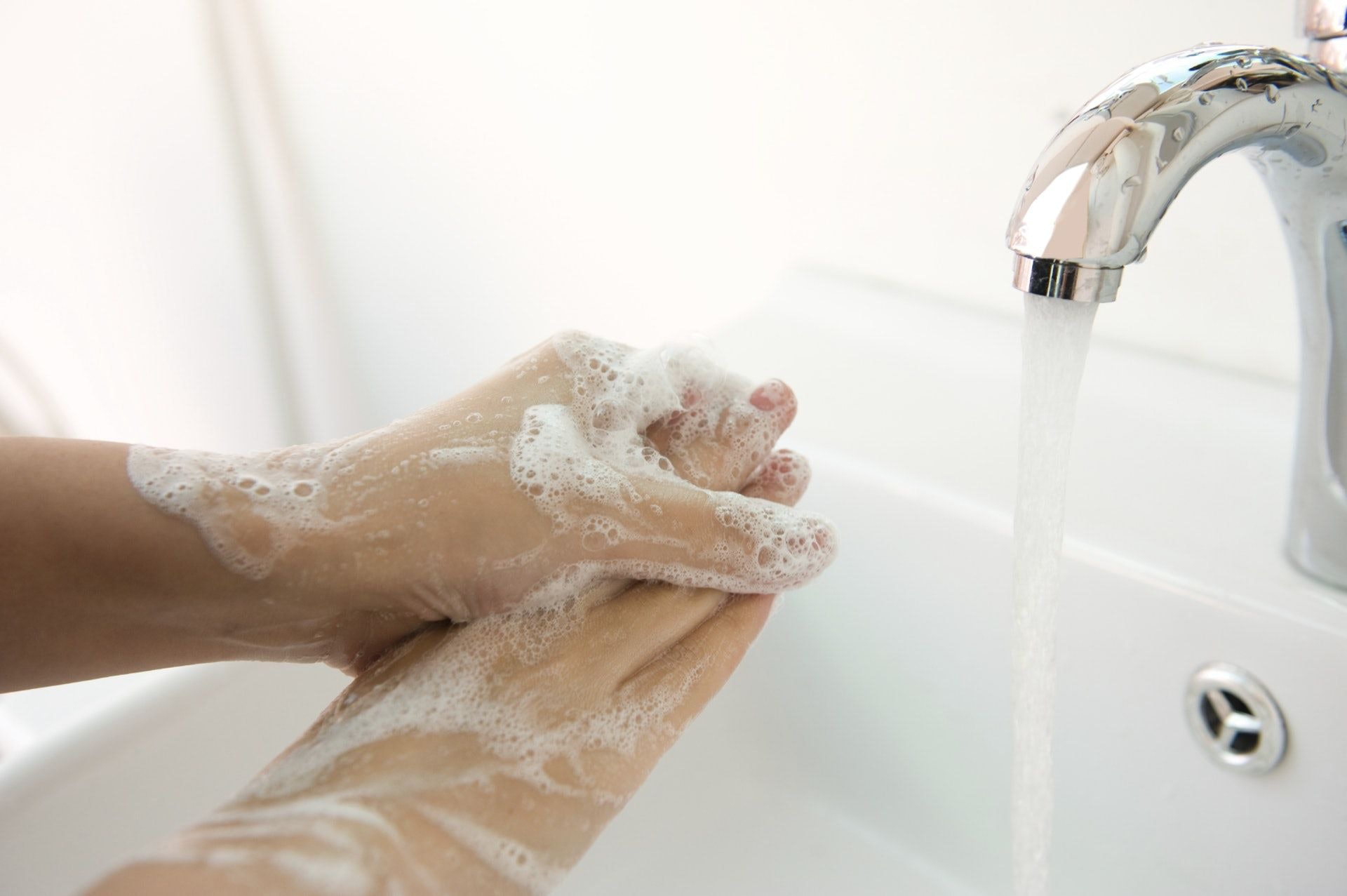 【「生蛇」及「水痘」預防方法2】洗手時應以梘液和清水清潔雙手，搓手最少20秒，並用抹手紙或乾手機弄乾。（資料圖片）