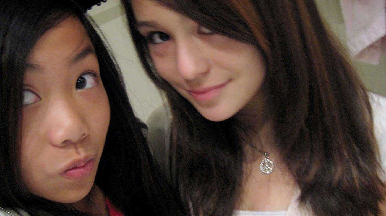 Netflix在2016年推出紀錄片《被害公審》,講述兩位少女被性侵的故事,當時是事主之一的Daisy Coleman仍然在生,而Audrie Pott則在2012年自殺身亡。(《被害公審》劇照) Netflix在2016年推出紀錄片《被害公審》,講述兩位少女被性侵的故事,當時是事主之一的Daisy Coleman仍然在生,而Audrie Pott則在2012年自殺身亡。(《被害公審》劇照)