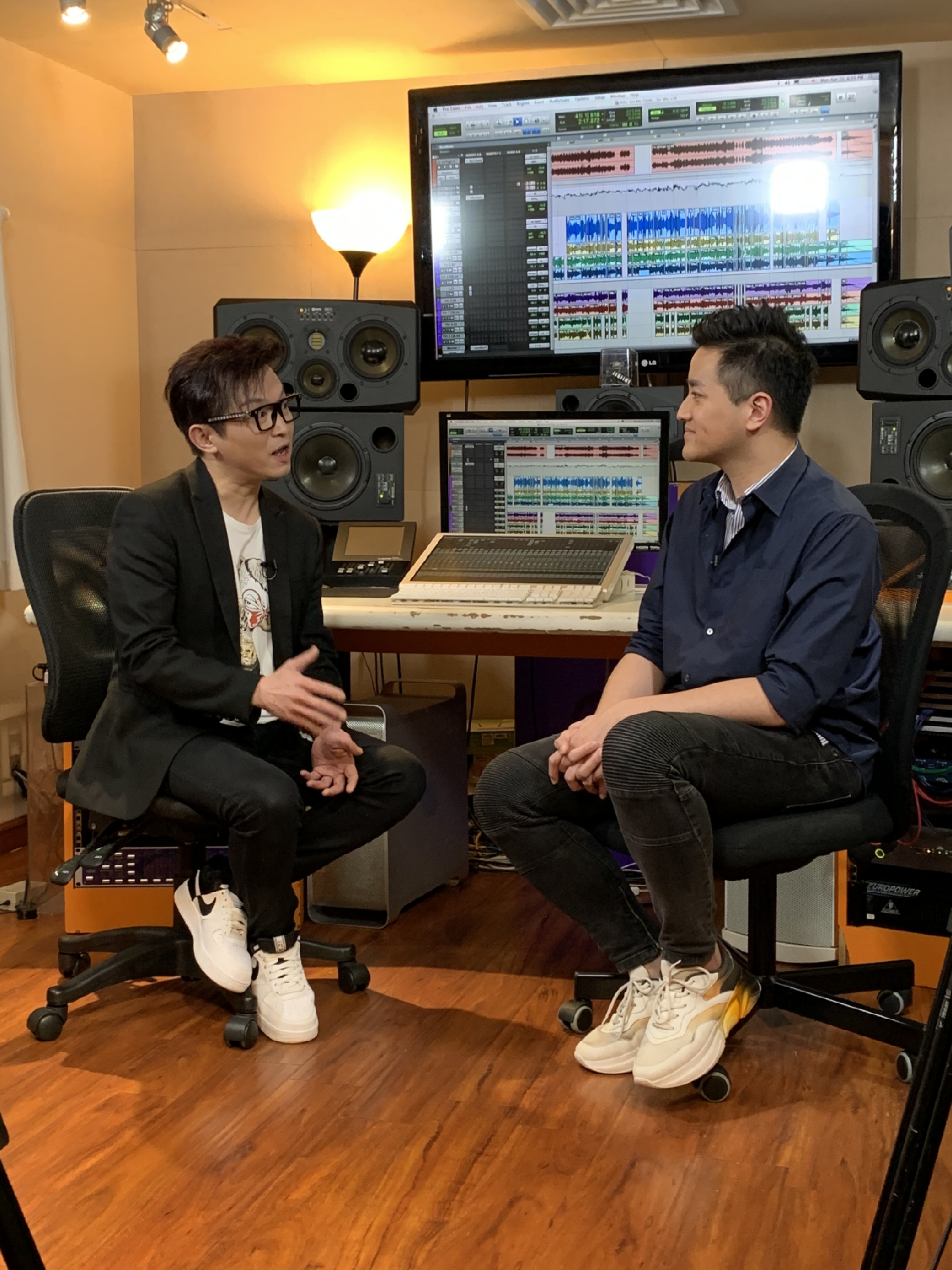 Ronald在J2音樂節目《我們的音樂時代》，與主持人許文軒談起Juno的作品。