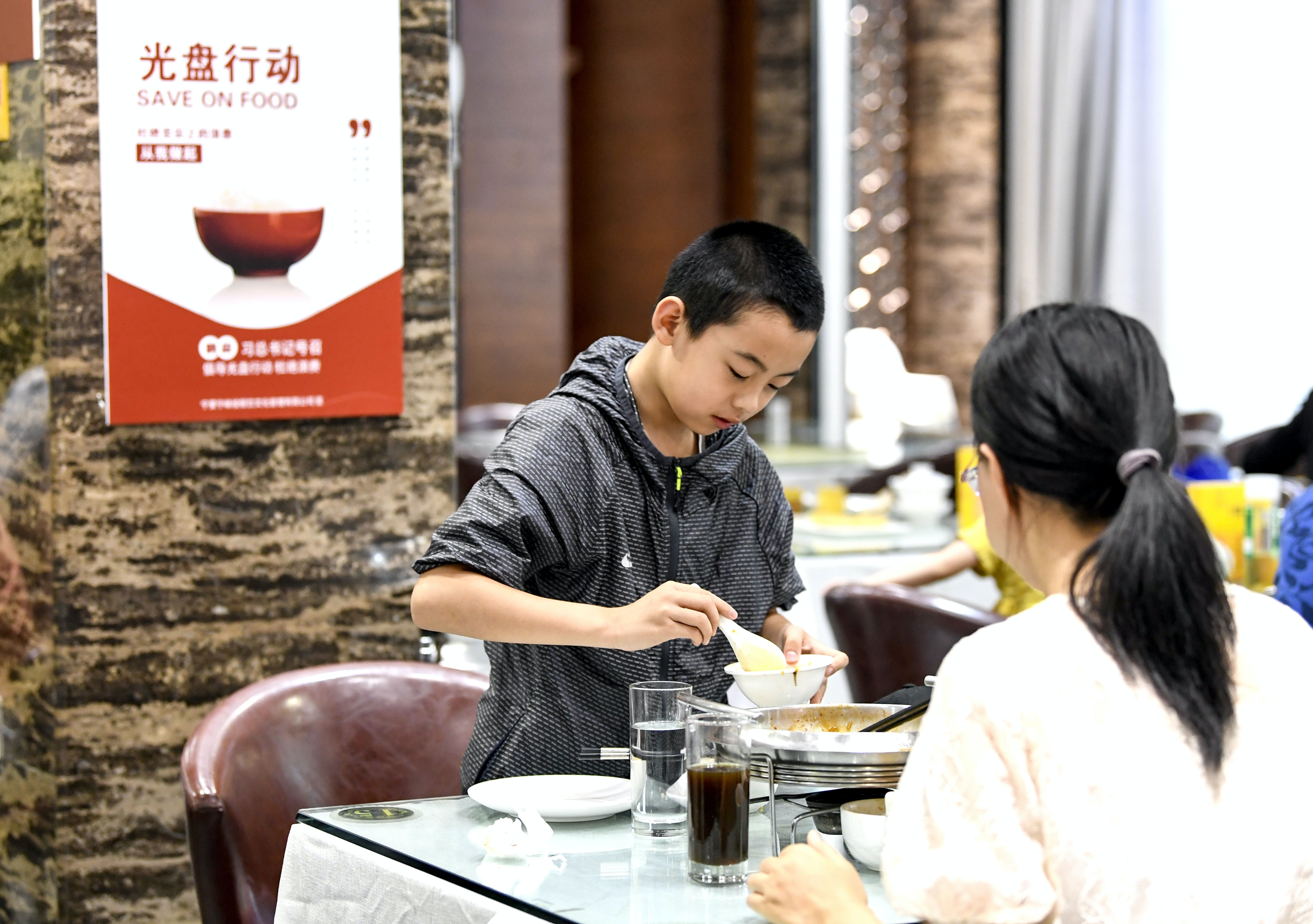 全國各地餐飲協會推行點餐節約的「光盤行動」，成為民眾的熱議話題。（新華社）