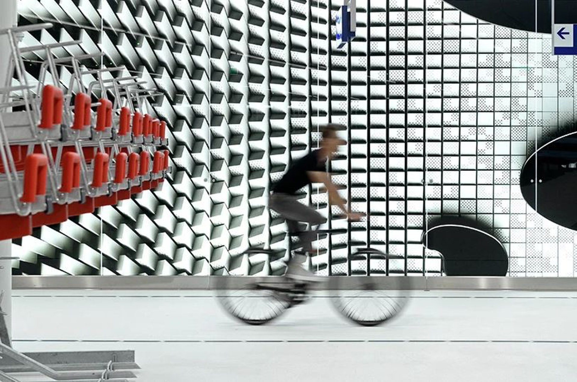 荷蘭海牙上月亦開放營運了世界第二大單車庫。(網上圖片) 荷蘭海牙上月亦開放營運了世界第二大單車庫。(網上圖片)