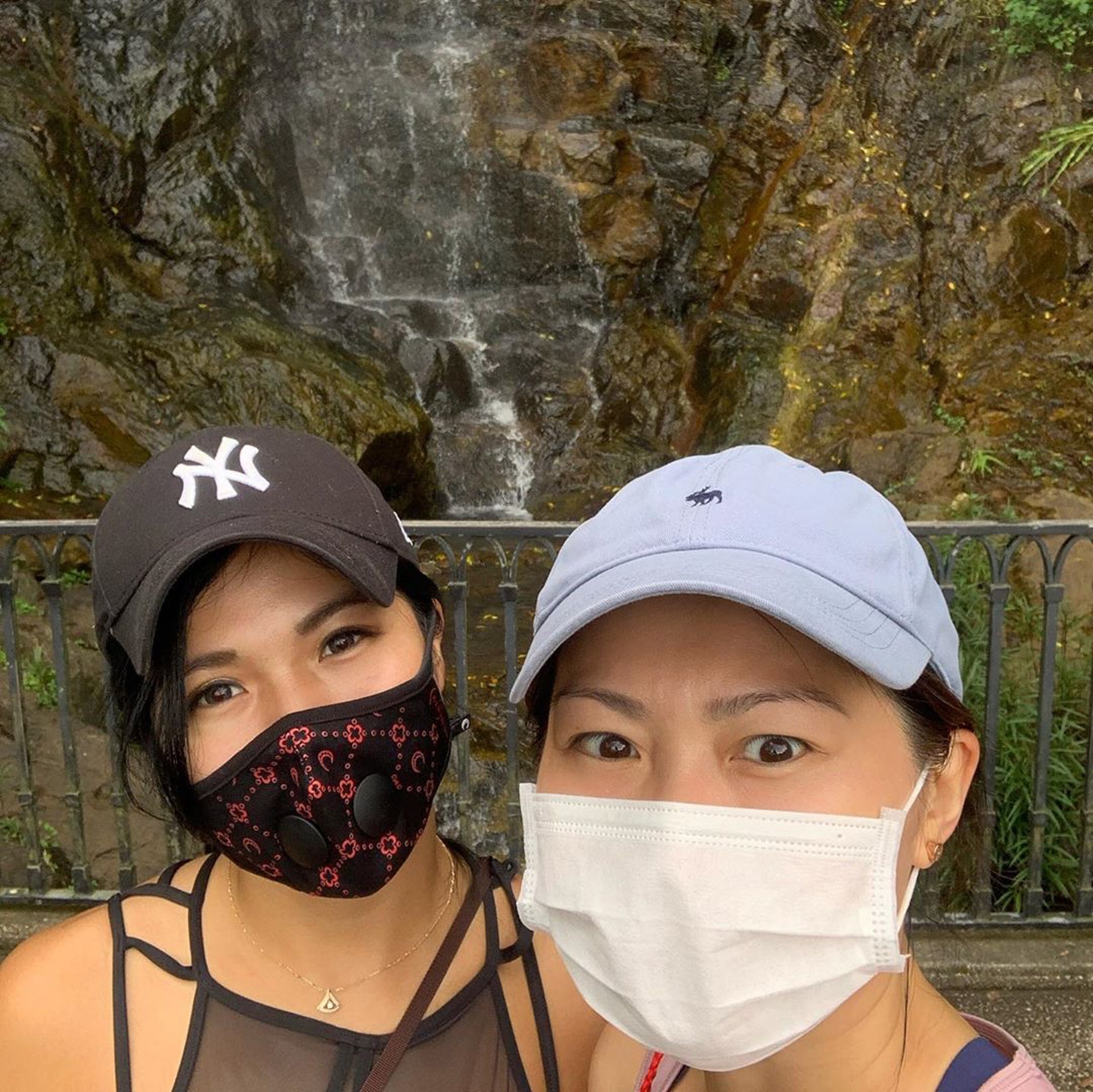陳偉琪與朋友在瀑布前合照。(陳偉琪Instagram) 陳偉琪與朋友在瀑布前合照。(陳偉琪Instagram)