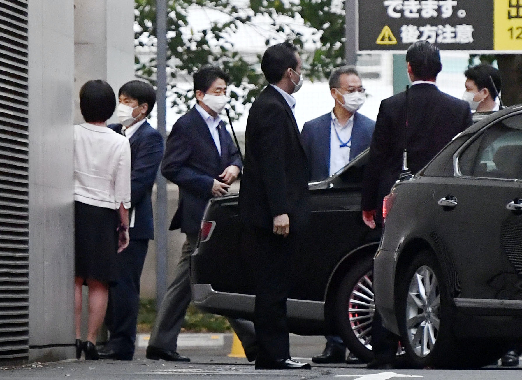 8月17日下午,日本首相安倍晋三束在庆应大学医院进行了长达7个小时的身体检查,引发外界对他健康问题的担忧。 (路透社) 无奈辞职!安倍晋三留下的三大遗憾(图) - 1