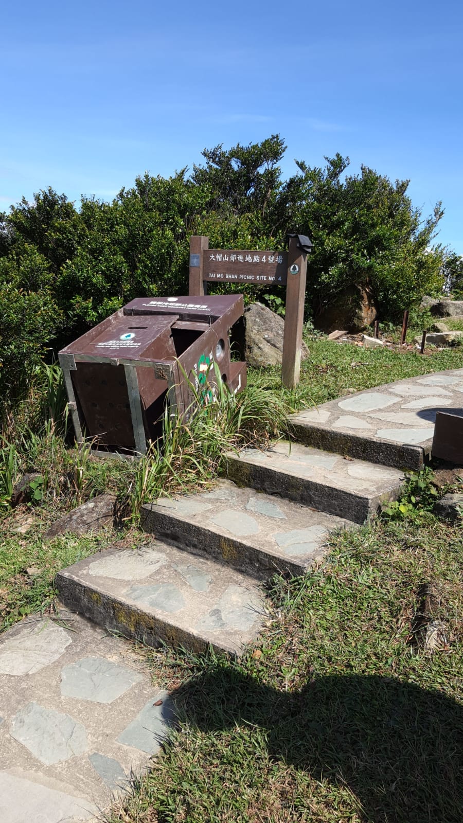 有垃圾桶被翻倒。(受訪者提供) 有垃圾桶被翻倒。(受訪者提供)