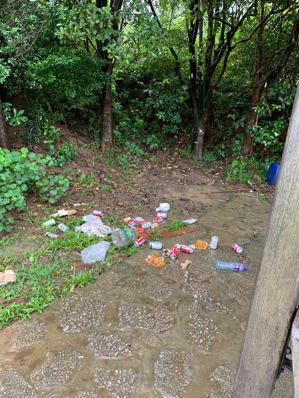 滿地垃圾。(受訪者提供) 滿地垃圾。(受訪者提供)