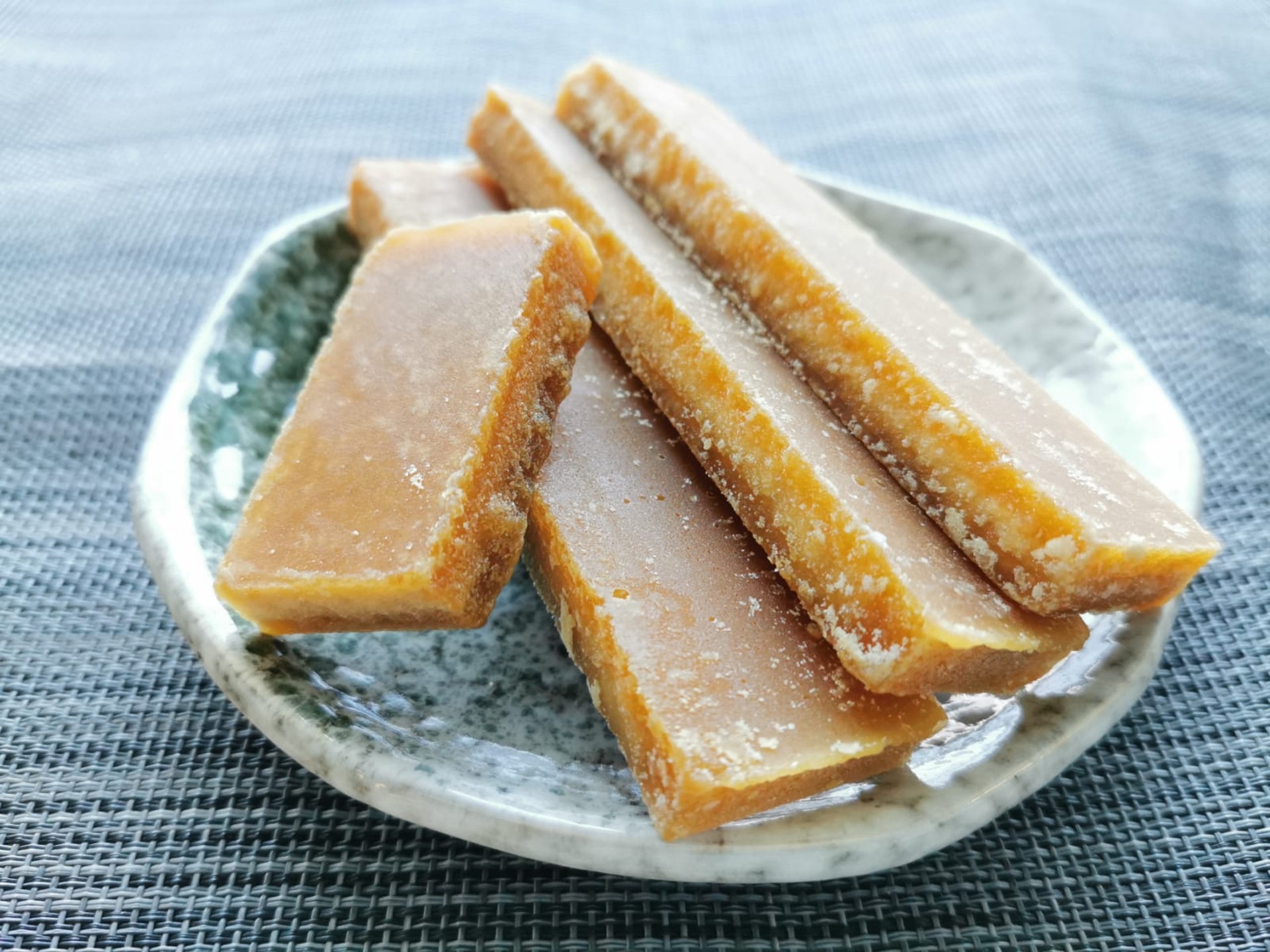 紅糖三兄弟中,片糖最不燥熱,滋潤度亦最高。(資料圖片) 紅糖三兄弟中,片糖最不燥熱,滋潤度亦最高。(資料圖片)