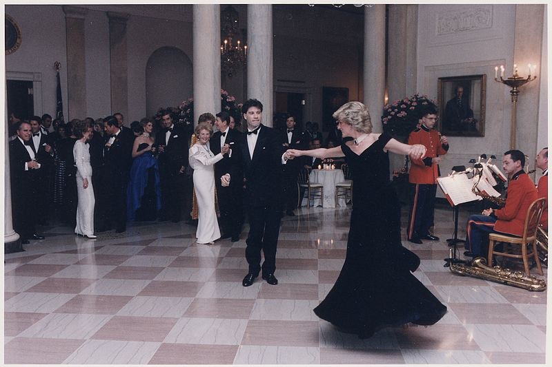 戴安娜王妃人生故事中的另一個經典，是穿着Victor Edelstein設計的晚禮服與尊特拉華達翩翩起舞。（National Archives and Records Administration）