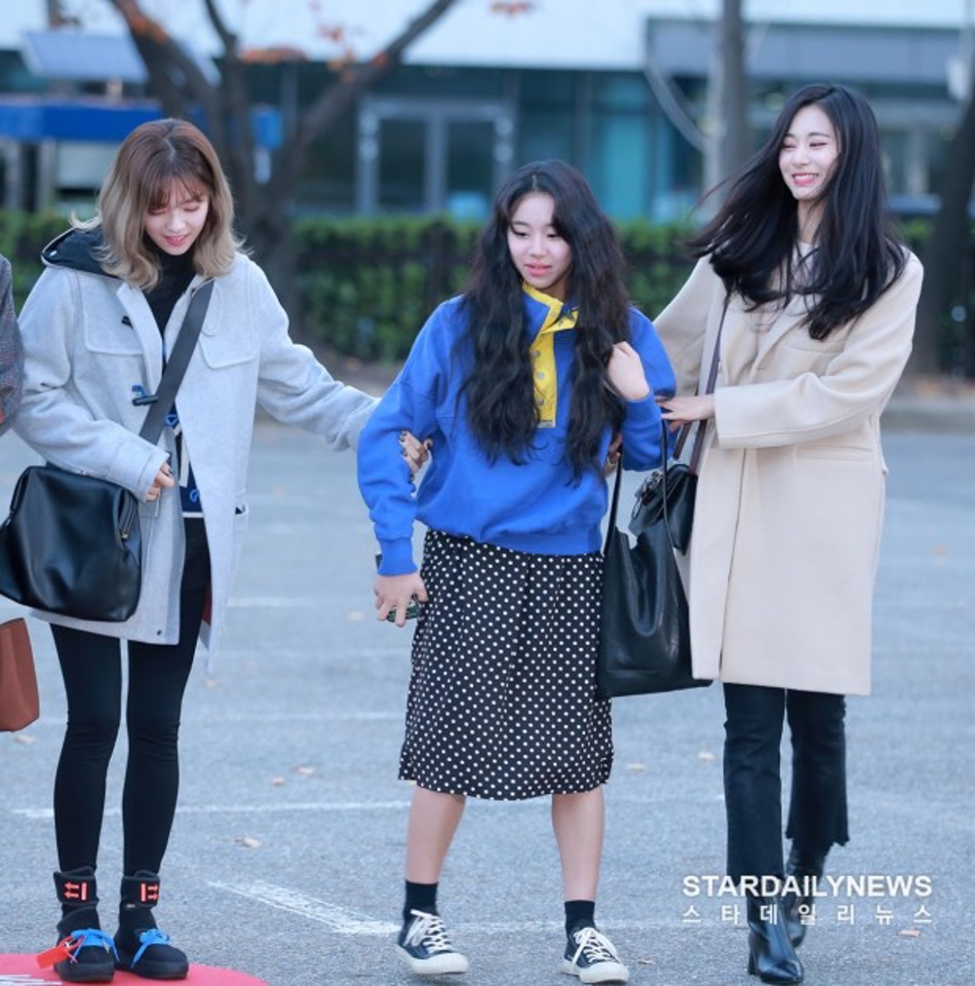 屬於TWICE忙內Line的彩瑛報稱159cm,走在172cm高的子瑜旁邊,就如小矮人可愛。雖然人仔細細,但當彩瑛表演Rap時卻霸氣十足!(stardailynews) 屬於TWICE忙內Line的彩瑛報稱159cm,走在172cm高的子瑜旁邊,就如小矮人可愛。雖然人仔細細,但當彩瑛表演Rap時卻霸氣十足!(stardailynews)