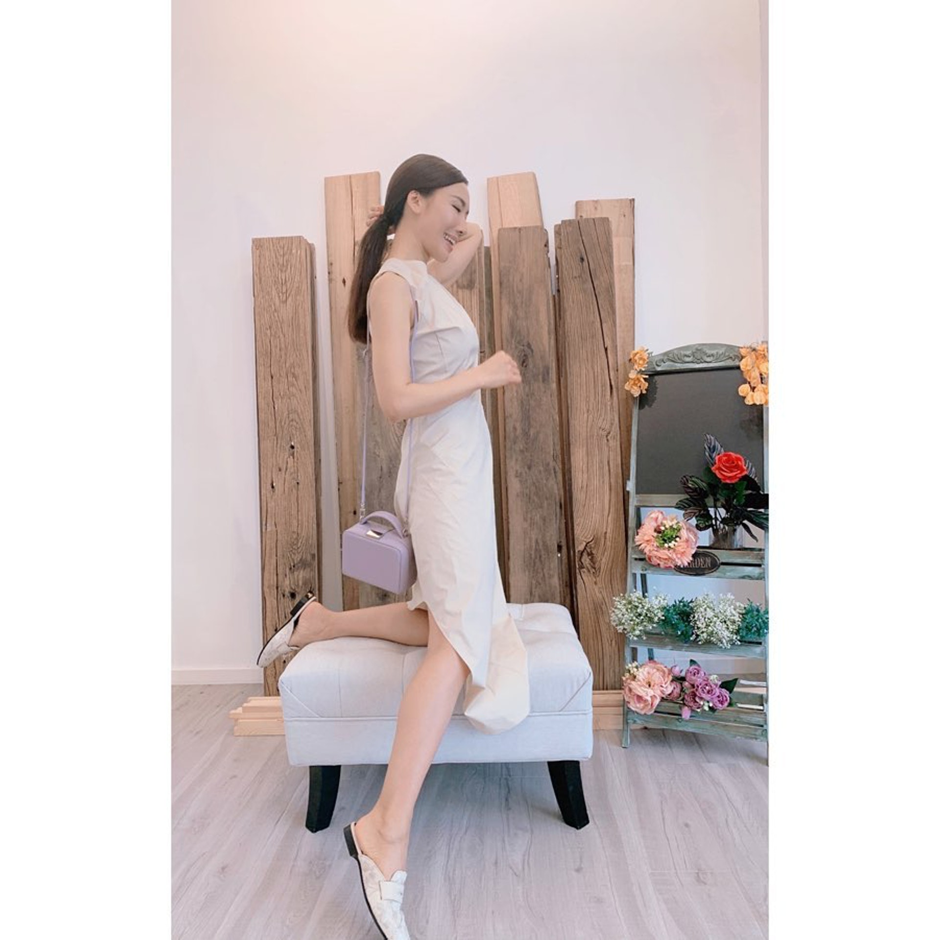 李施嬅以裙裝配襯Mules。(selenaleelalee@Instagram)