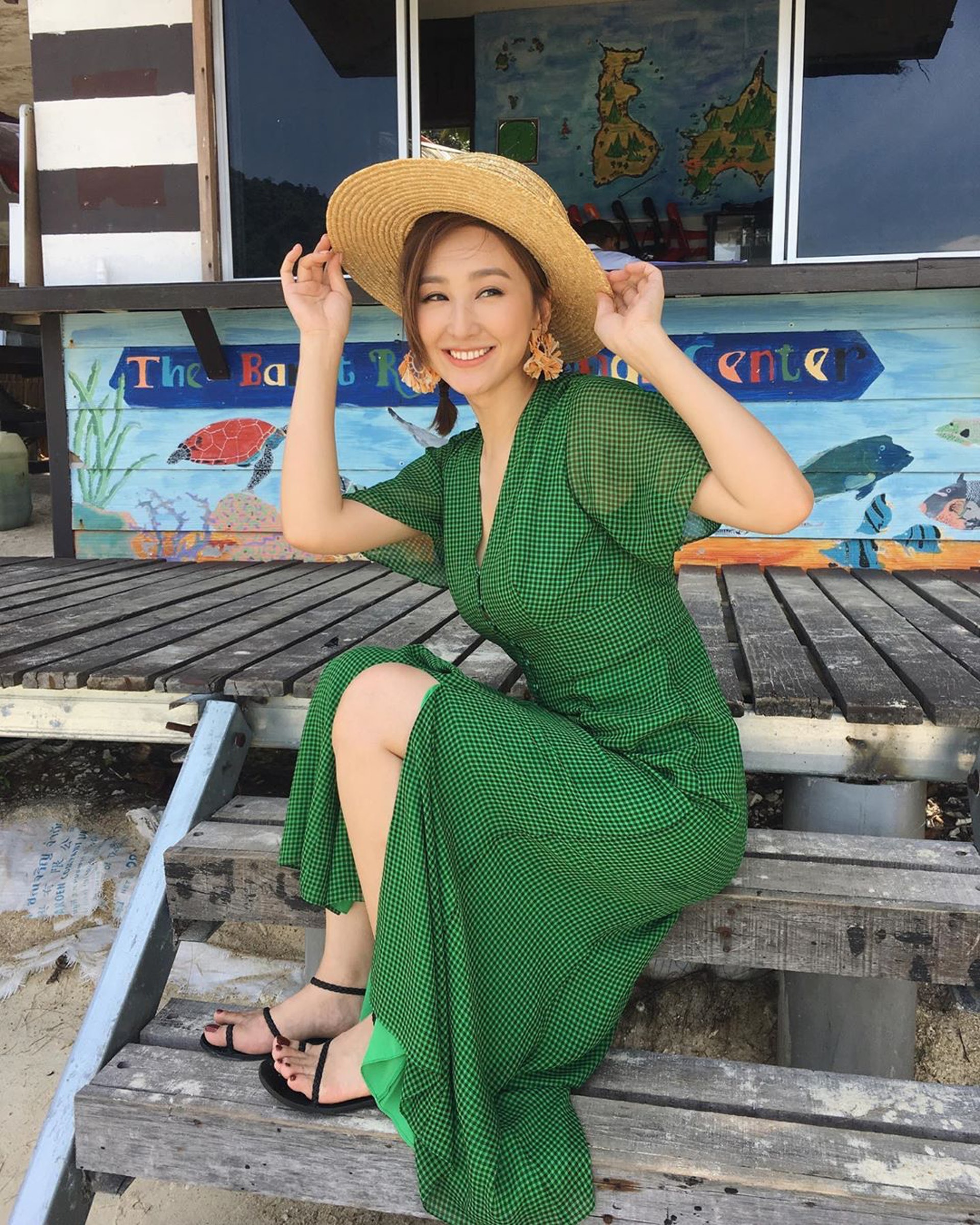 高海寧穿上搭帶平底涼鞋。(sammkoling@Instagram)