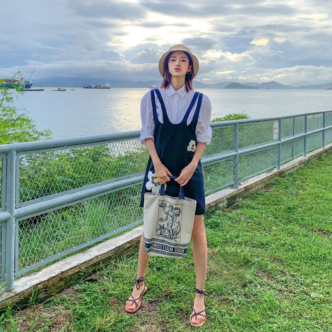 倪晨曦配合連身裙，更見活潑。(misselvani@Instagram)