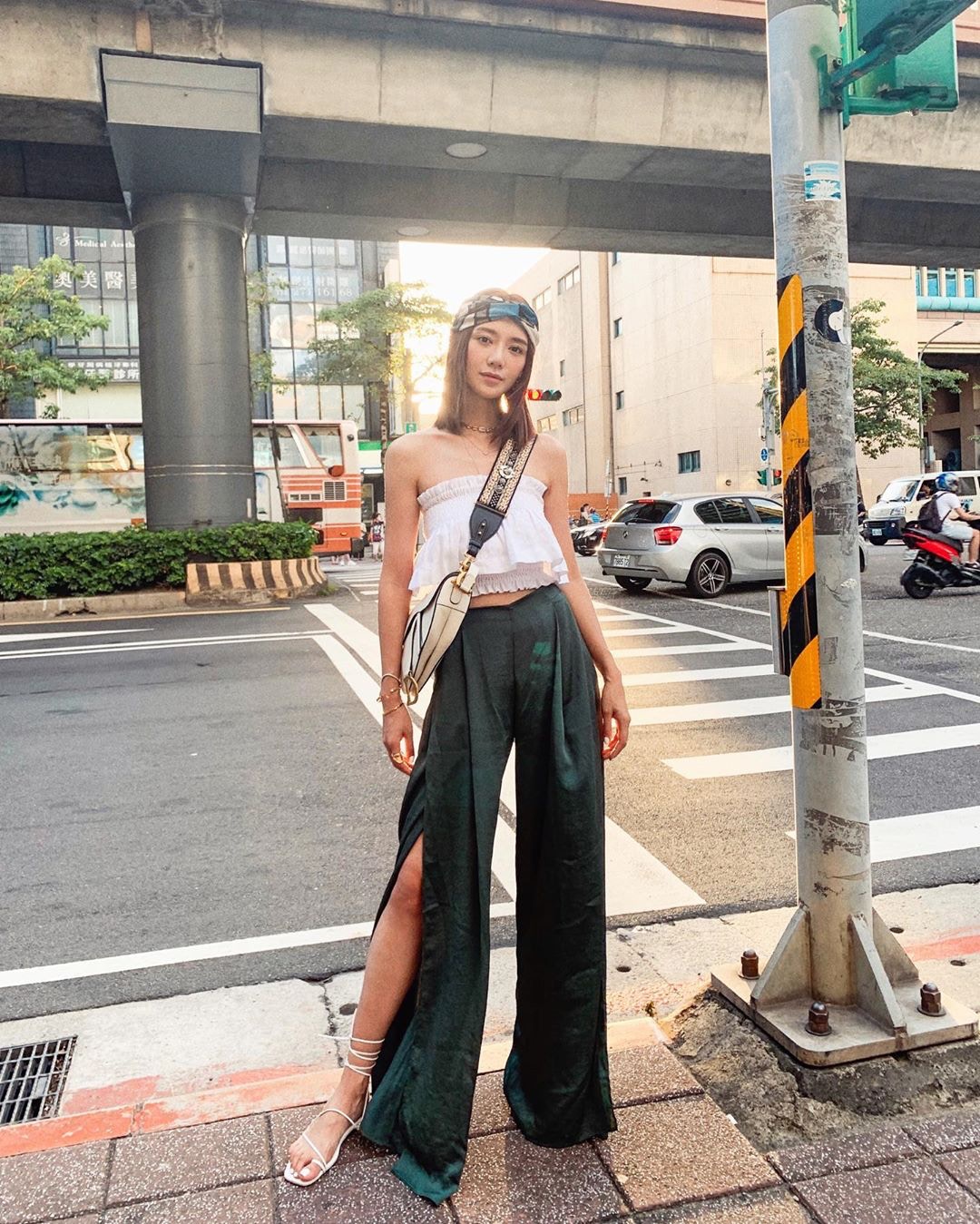 倪晨曦配起闊褲，百搭之外，亦能讓雙腳看起來更修長。(misselvani@Instagram)