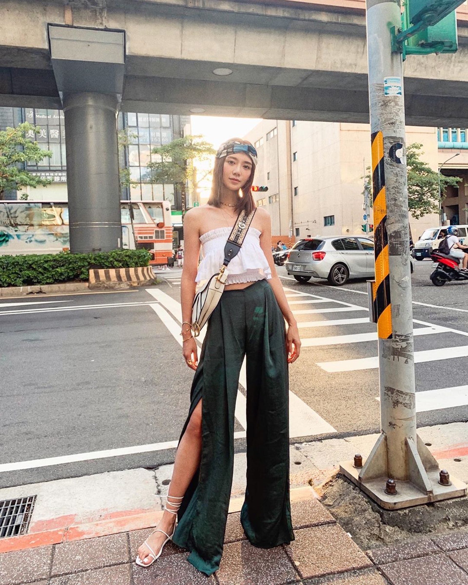 倪晨曦配起闊褲,百搭之外,亦能讓雙腳看起來更修長。(misselvani@Instagram)