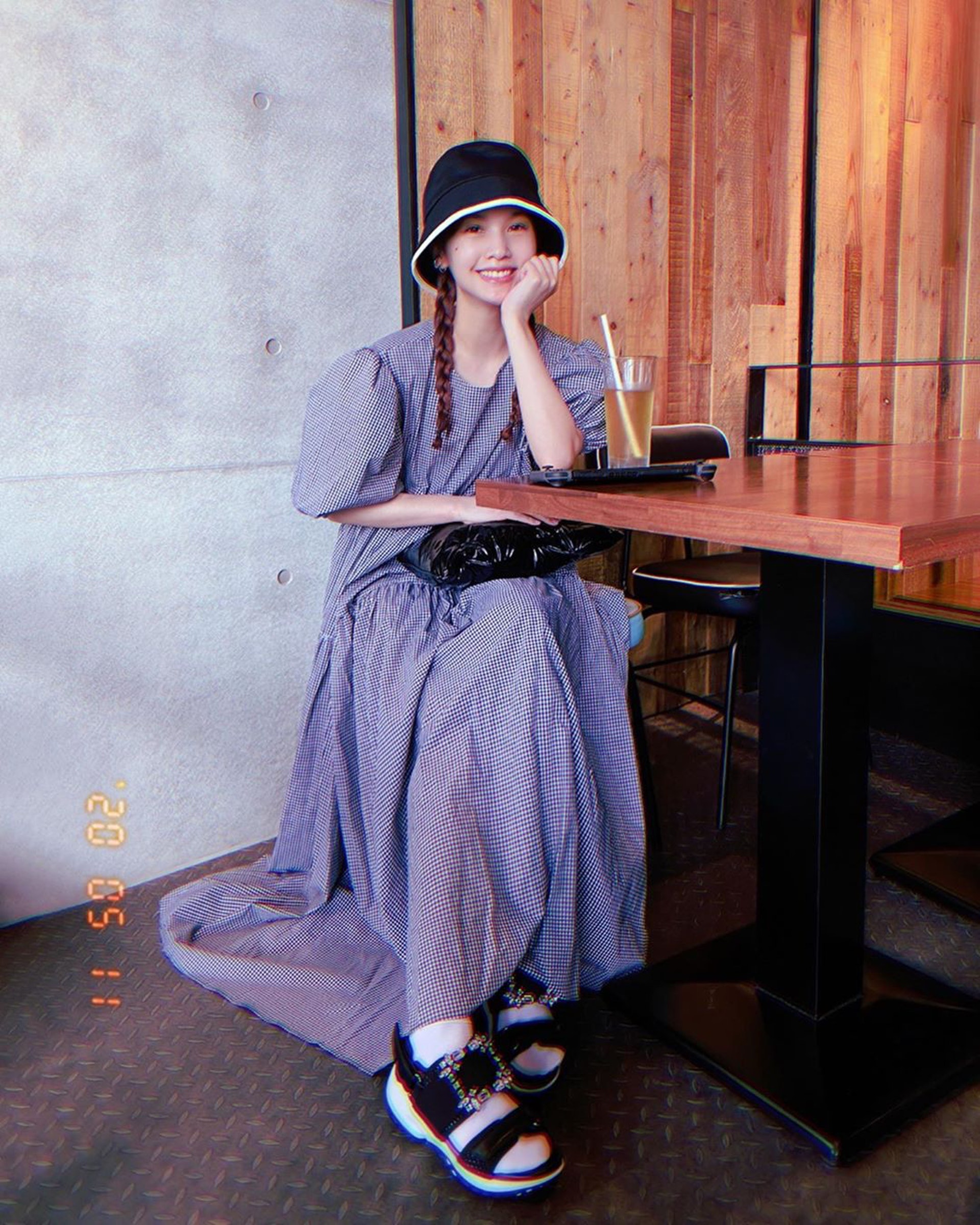 楊丞琳喜愛以運動涼鞋搭配服裝。(rainie77@Instagram)