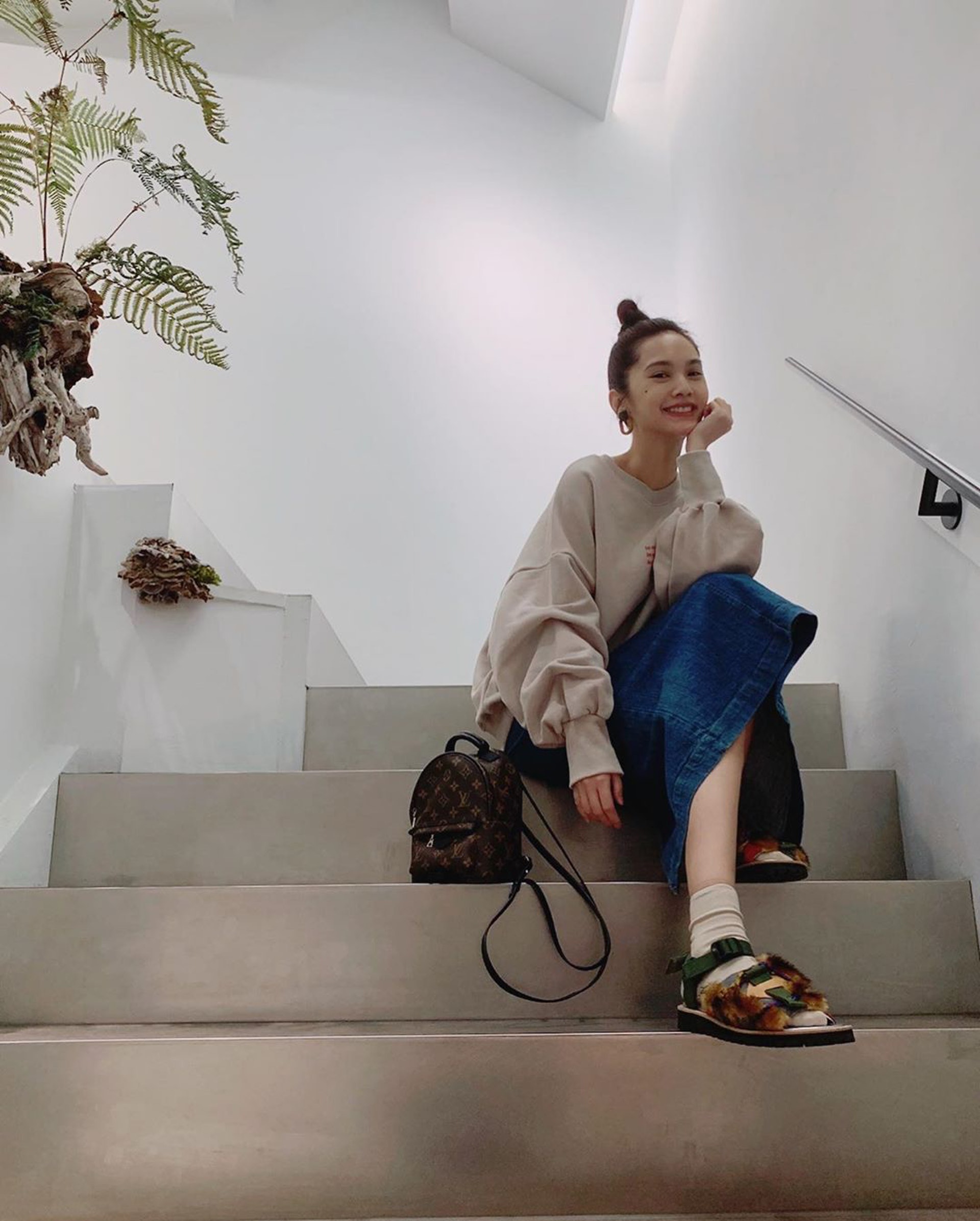 楊丞琳不時都會以裙裝搭配運動涼鞋。(rainie77@Instagram)