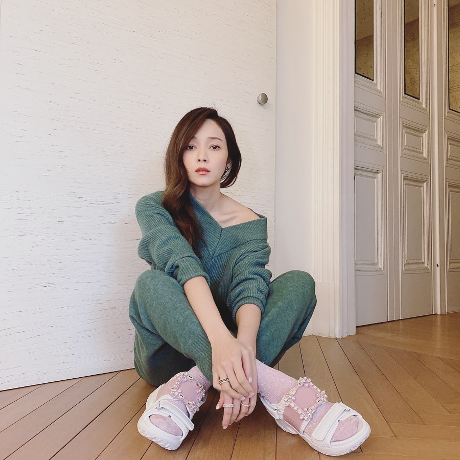 侯佩岑穿着運動涼鞋時配搭短襪。(houpatty@Instagram)