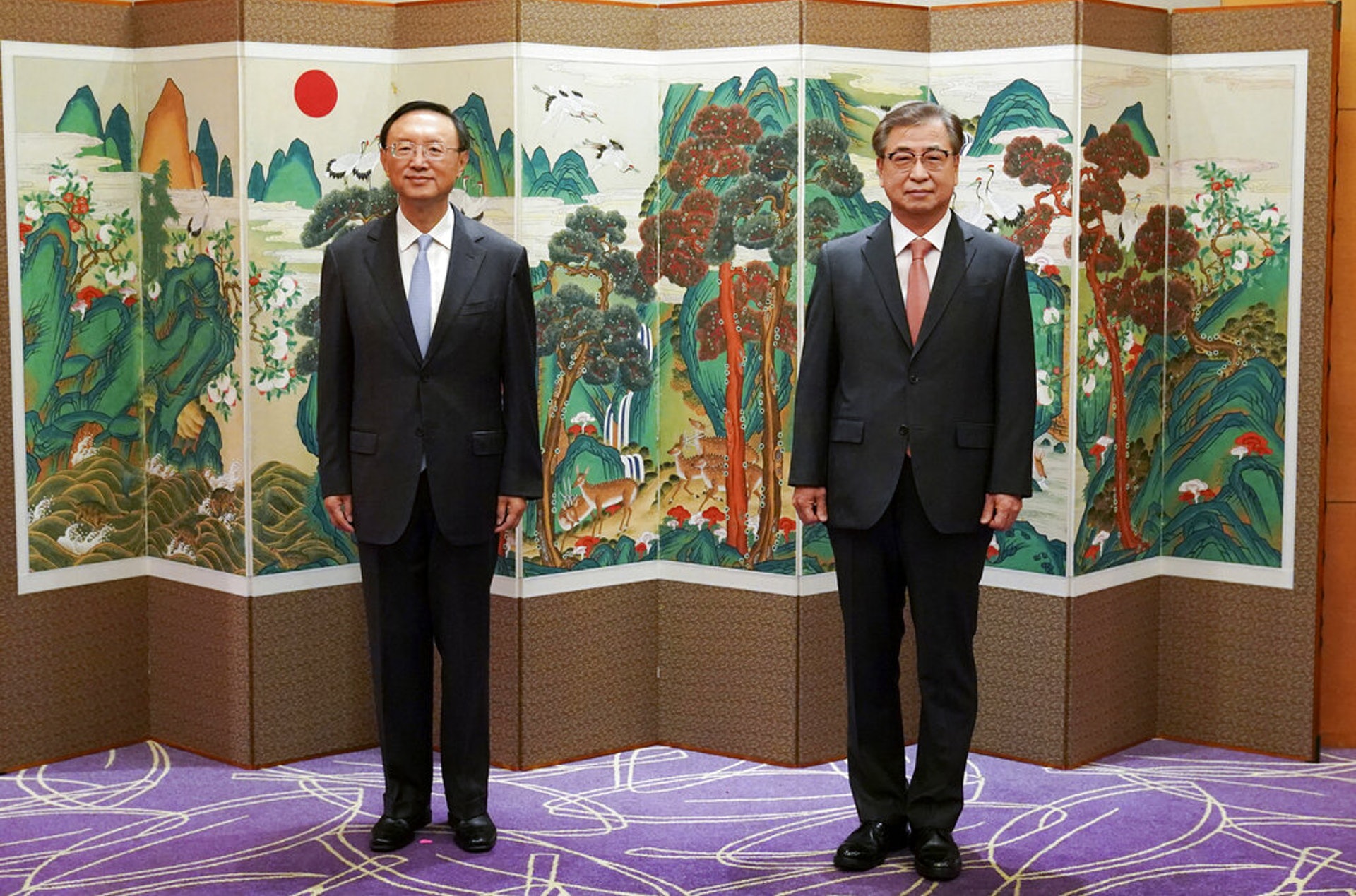 圖為8月22日中共中央政治局委員楊潔篪與韓國青瓦台國家安保室室長徐薰在首爾一間酒店合照,二人當時未有戴上口罩。(AP) 圖為8月22日中共中央政治局委員楊潔篪與韓國青瓦台國家安保室室長徐薰在首爾一間酒店合照,二人當時未有戴上口罩。(AP)