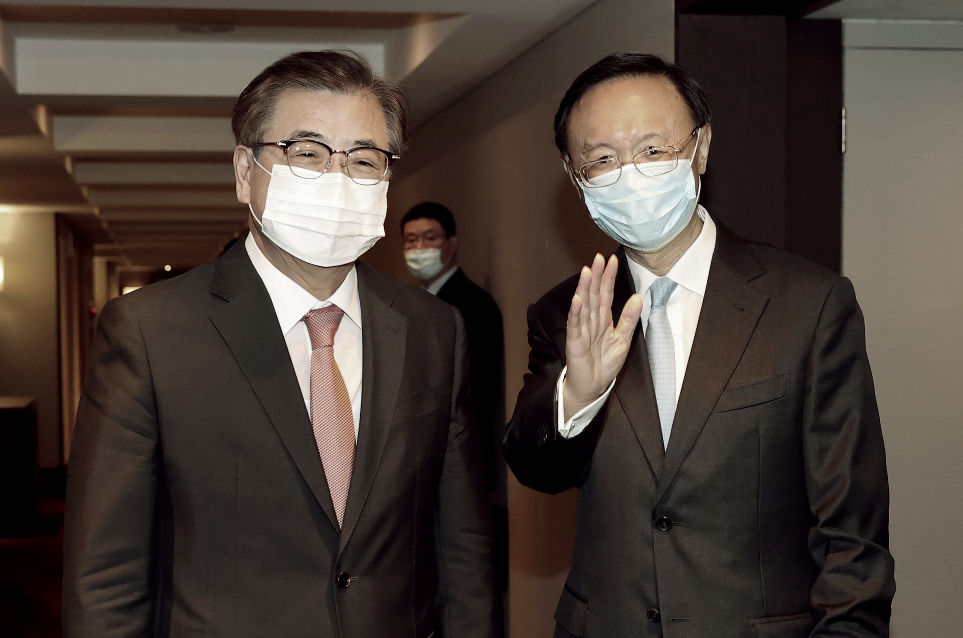 圖為8月22日韓國青瓦台國家安保室室長徐薰與中共中央政治局委員楊潔篪在首爾一間酒店進行會談後離開。(AP) 圖為8月22日韓國青瓦台國家安保室室長徐薰與中共中央政治局委員楊潔篪在首爾一間酒店進行會談後離開。(AP)