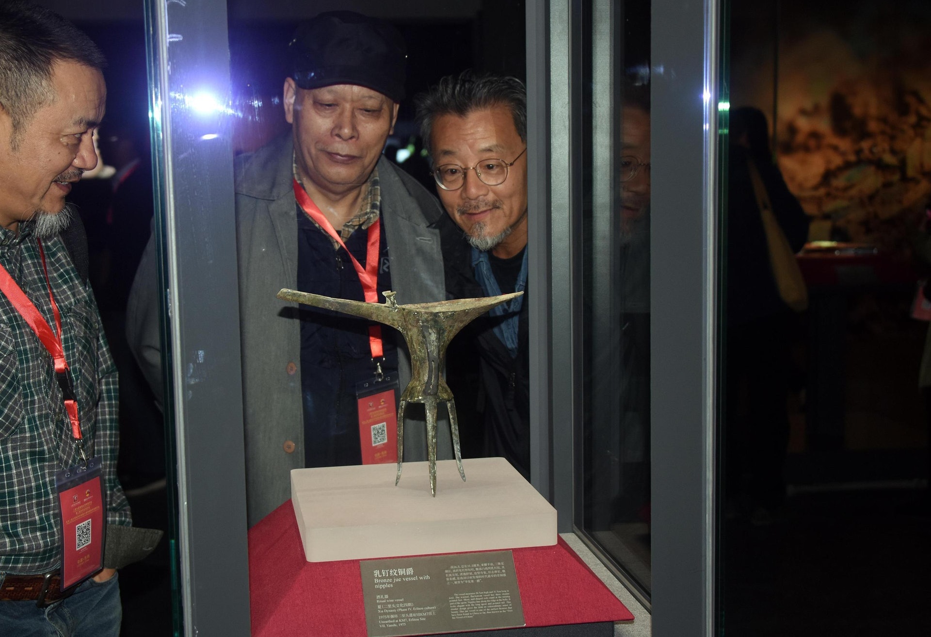 參加開館儀式的專家學者參觀鎮館之寶之一的「乳釘紋銅爵」酒禮器。(視覺中國) 參加開館儀式的專家學者參觀鎮館之寶之一的「乳釘紋銅爵」酒禮器。(視覺中國)