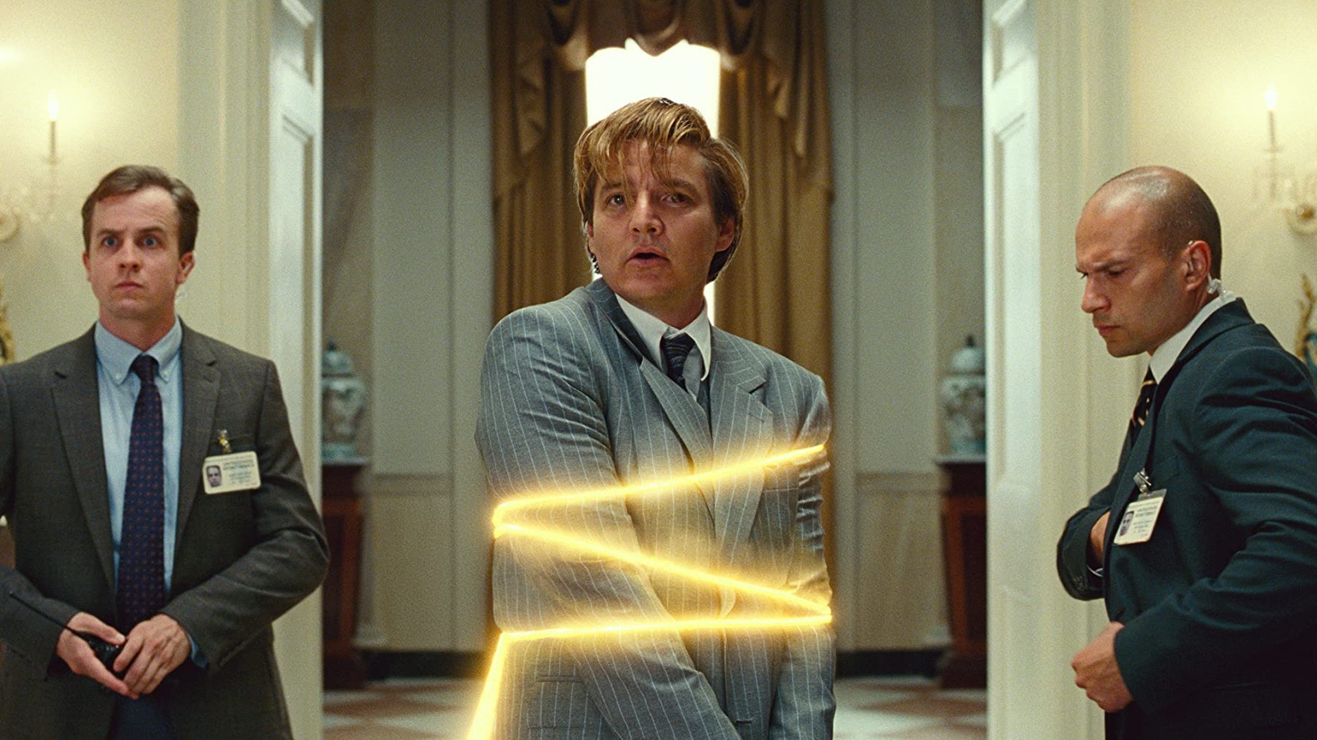 Maxwell Lord 在戏中有不少疯狂行为。(《神奇女侠 1984》剧照) title=