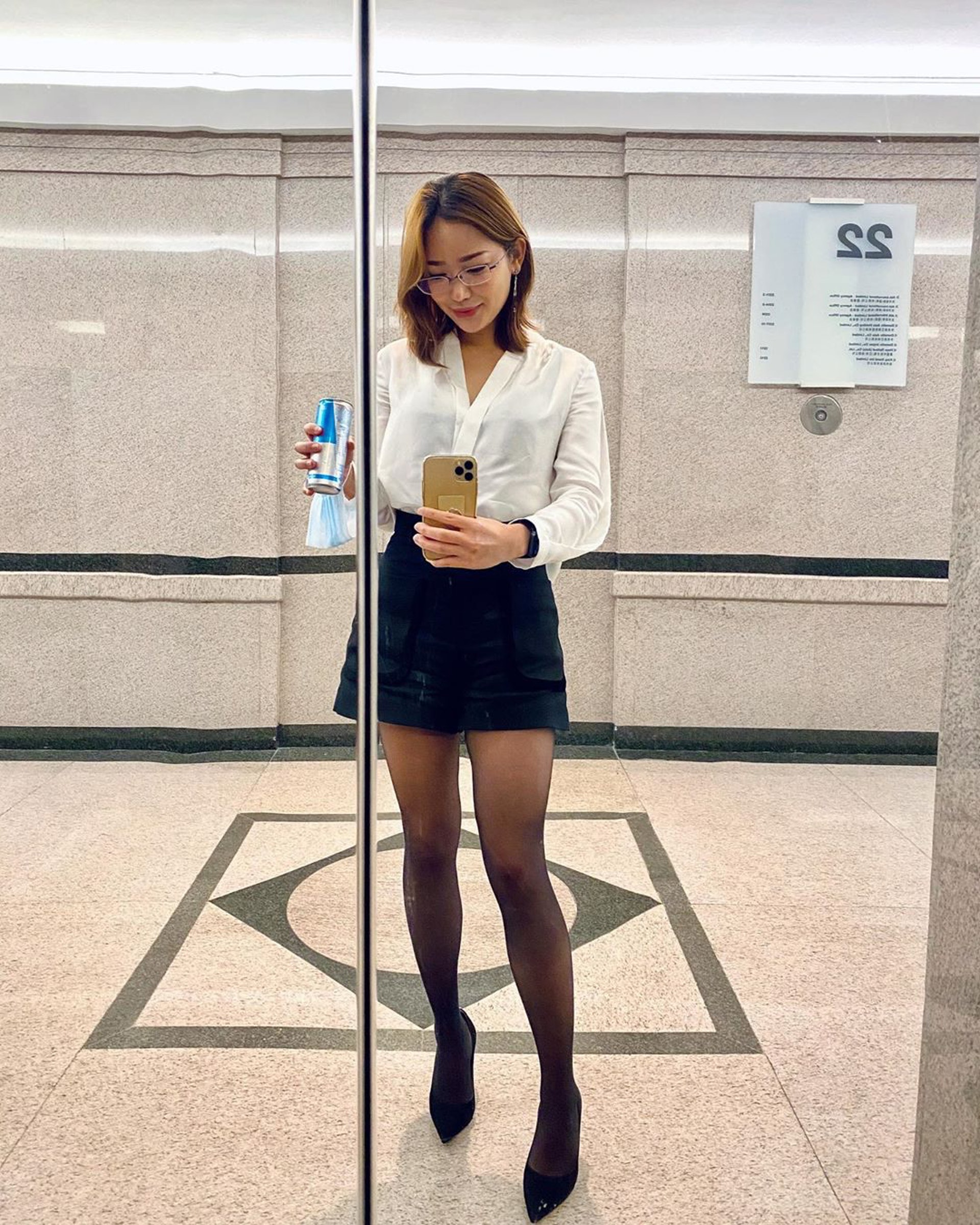 程美段早前在IG大騷西裝短裙仔襯黑色絲襪造型。(Instagram/@kiwichingg) 程美段早前在IG大騷西裝短裙仔襯黑色絲襪造型。(Instagram/@kiwichingg)