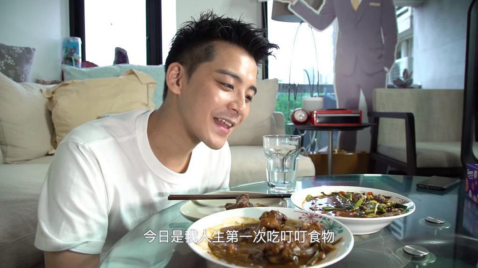 余德丞Dickson近日拍片分享「下廚」趣事,原來他未接觸過微波爐翻熱食品。(YouTube影片截圖) 余德丞Dickson近日拍片分享「下廚」趣事,原來他未接觸過微波爐翻熱食品。(YouTube影片截圖)
