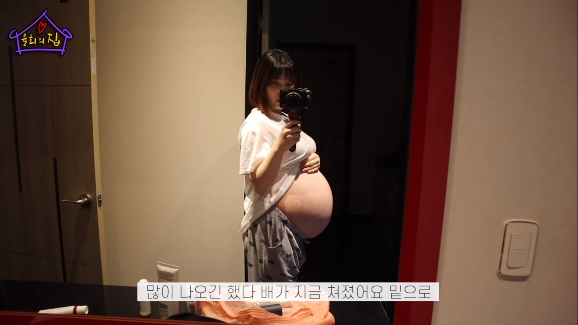 律喜懷雙胞胎時,曾拍片公開非一般的巨肚。(YouTube截圖) 律喜懷雙胞胎時,曾拍片公開非一般的巨肚。(YouTube截圖)